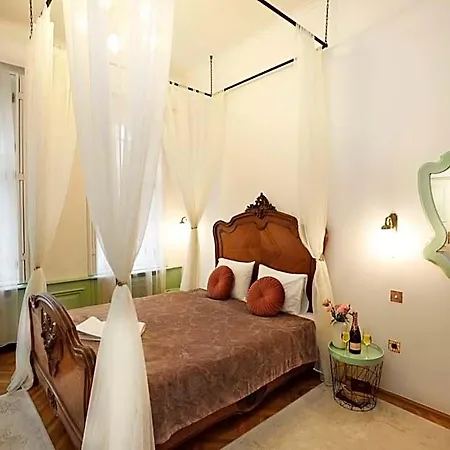 לינה וארוחת בוקר Villabaroque_eger 3*